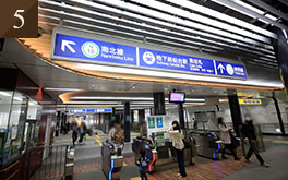 仙台地下鉄東改札を通ります。